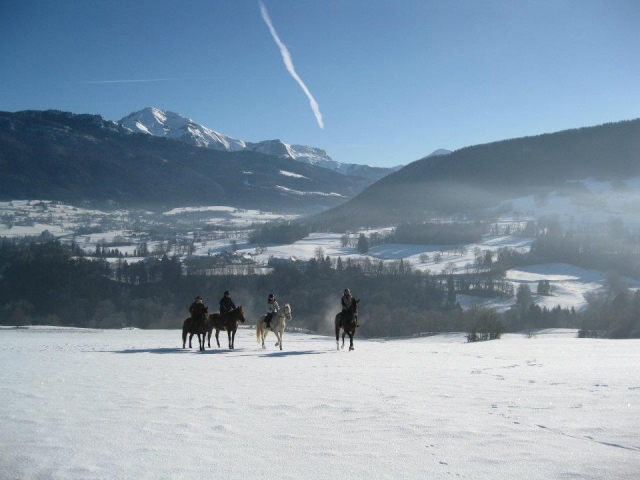  Pbaños a caballo en grupo en la nieve 
